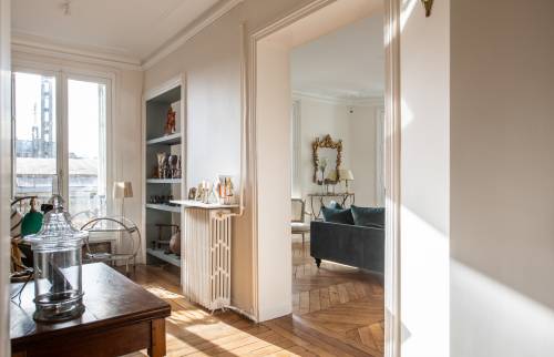 Élégance classique et moderne : Parquet à chevrons et miroir doré.