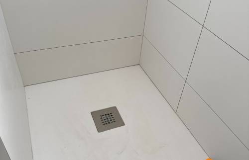 Receveur de douche prêt et pose de carreaux de ciment – salle d’eau à Saint-Brieuc