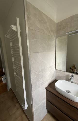 Salle de bain rénovée meuble vasque bois La Maison Des Travaux Ales