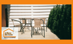 Terrasse en béton moderne à Pluguffan, parfaite pour vos repas d’été. Projet clé en main signé La Maison Des Travaux Quimper.