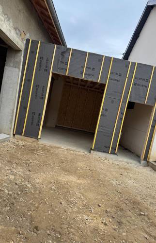 Construction de l’extension bois reliant la maison existante à la grange dans ce chantier de rénovation globale à Voiron