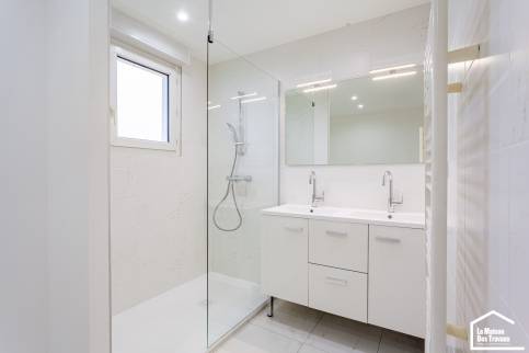 Rénovation complète de cet appartement en style blanc épuré, Champagne au Mont D'Or