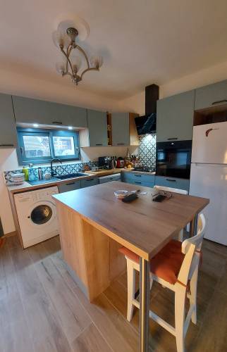 Cuisine rénovée avec ilot central