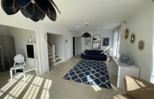 Le séjour et la cuisine sur la gauche