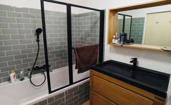 Salle de bain rénovée avec baignoire