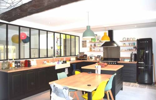 Escpace cuisine encastrée avec hotte et coin repas centralisé - Meaux -