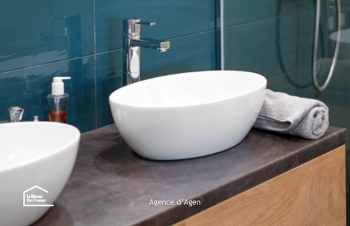 Meuble double vasque suspendu, douche italienne et carrelage graphique dans une salle de bain rénovée à Agen.