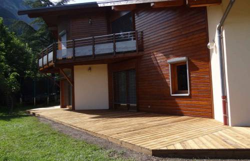 Réalisation terminée : terrasse en harmonie avec l'esthétisme d'ensemble de la maison 