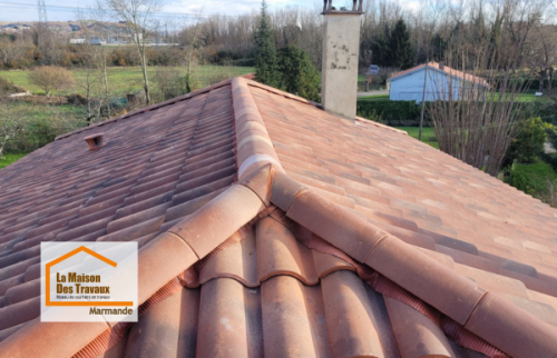 Vue d’ensemble de la toiture rénovée à Montayral (47500) après une réfection complète : nouvelles tuiles TERREAL, faîtage à sec et finitions soignées réalisées avec La Maison Des Travaux Marmande.