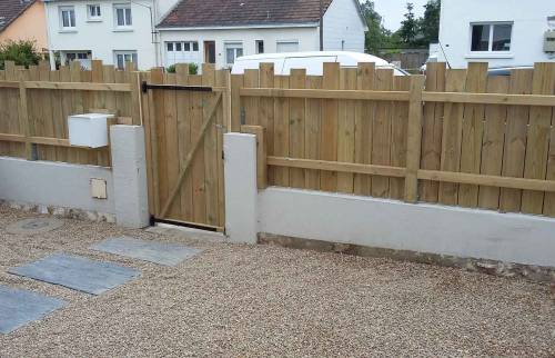 Création d'une clôture en bois