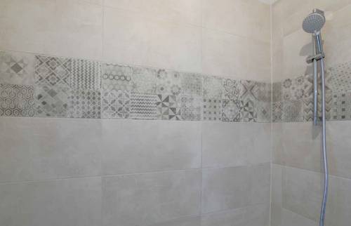 l'intérieur de la douche rénovée