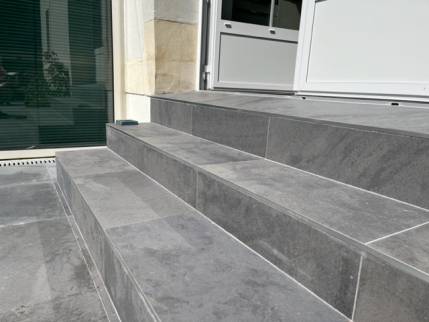 Nouvelle terrasse carrelée avec marches carrelées - Nantes 44