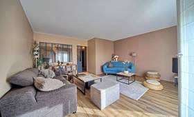 Rénovation intérieure d’un salon avec verrière et porte coulissante à Troyes Après