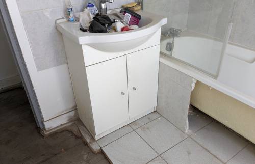 Dépose de l'ancien meuble vasque
