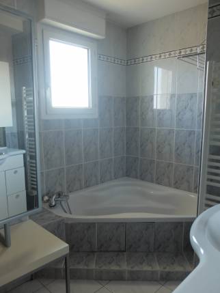 Champagne au Mont D'or (69410) : Rénovation de salle de bains dans un style épuré et lumineux / Vue avant travaux