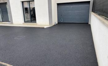 Allée de garage et arrière de maison en résine granulats quartz à Cergy-Pontoise (95000)