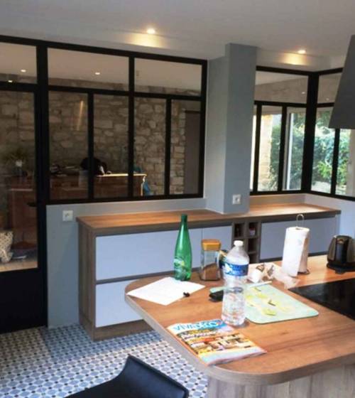 Cuisine séjour séparés par verrière 