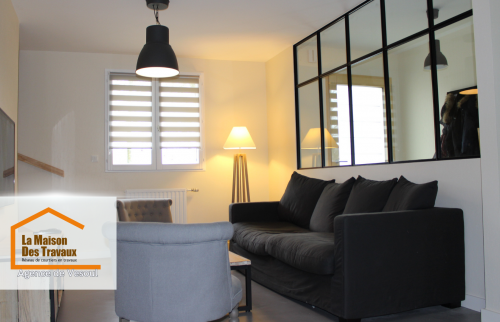 Un espace de vie entièrement rénové à Vesoul, avec un agencement épuré, une verrière qui agrandit visuellement l’espace et un éclairage soigneusement sélectionné pour un confort optimal.