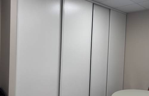 Placard a étagères pratique et sobre La Maison Des Travaux Ales