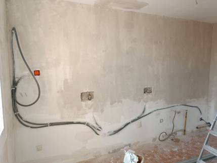 Préparation des murs : maçonnerie et électricité