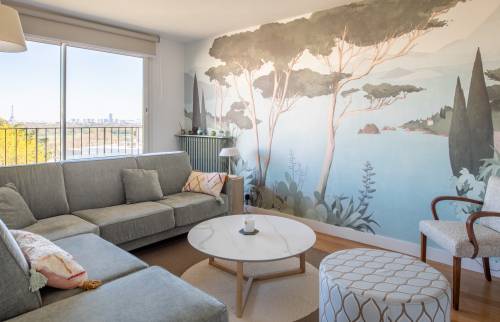 Mur décoré avec un papier peint évoquant la chaleur du sud