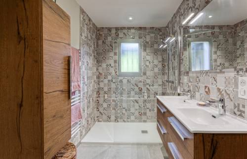 nouveau sèche serviette dans la salle de bain