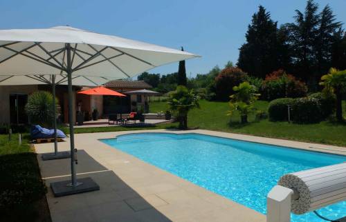 Réalisation d'une terrasse et d'une plage de piscine en dalles, maison à Dommartin