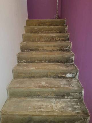 Escalier en béton intérieur avant travaux de rénovation - Moissy-Cramayel 77550