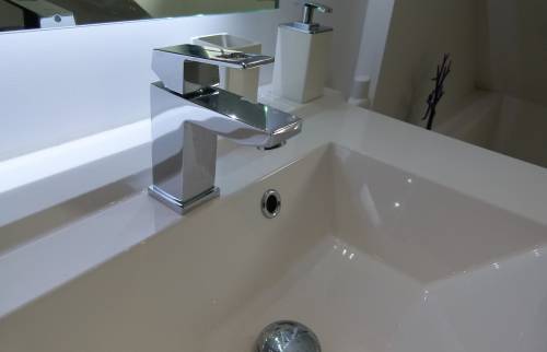 détail vasque de seconde salle de bain dans résidence secondaire - Crozon -29160)