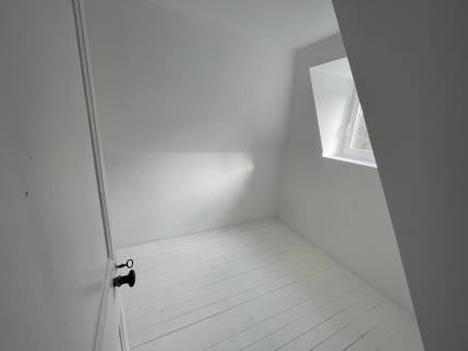 Petite chambre sous comble après rénovation (Gonneville-sur-Mer 14510)