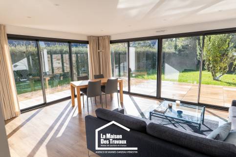 Création d’un espace convivial : coin TV et coin repas réunis dans un grand salon