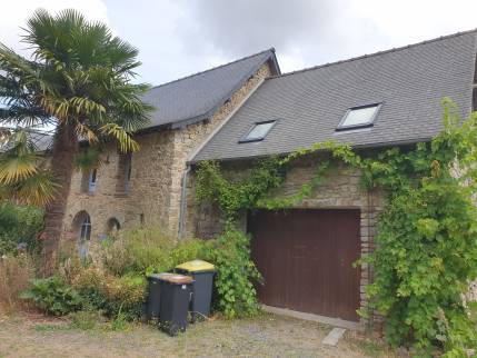 Aménagement de combles terminé pour une chambre spacieuse et fonctionnelle