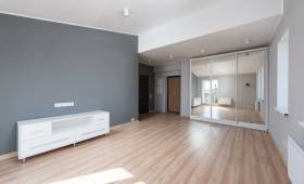 maison avec du parquet en bois et dressing