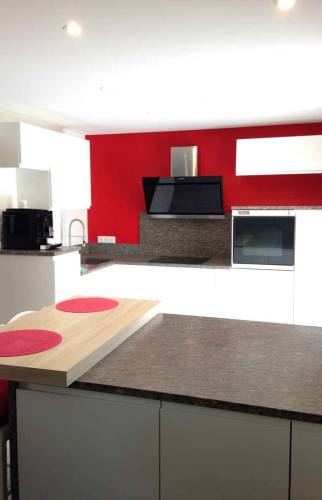 Nouvelle cuisine, blanc laqué, plan de travail granit à Sierentz