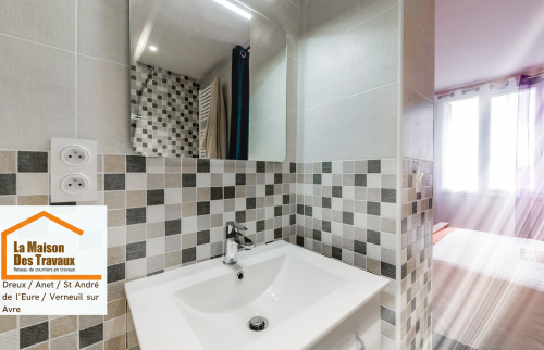  Finitions élégantes et carrelage raffiné dans une salle de bain rénovée à Dreux et Anet. 