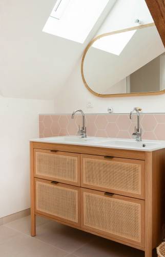 Salle d’eau élégante et fonctionnelle aménagée dans les combles à Vern-sur-Seiche