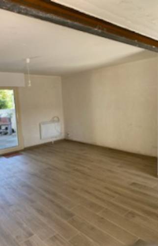 Dépose du mur porteur et pose d’un carrelage imitation bois – Rénovation à Guichen