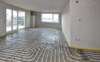 Préparation du sol pour une installation de chauffage moderne.