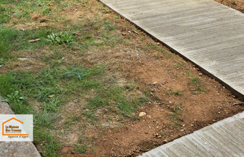 Préparation du terrain avec décaissement et traçage précis pour la création d’un futur chemin en béton à Le Passage (47520).