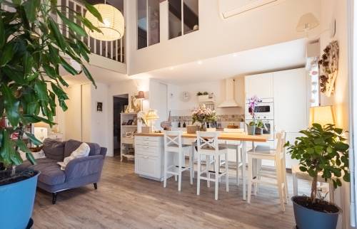 Cuisine ouverte sur le salon avec sa nouvelle mezzanine à l'étage