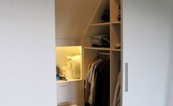 Dressing sur mesure sous mur pignon - porte coulissante sur vestiaire parental à Saint-Germain-sur-Morin (77860)
