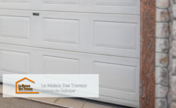 Le garage après rénovation, avec sa nouvelle porte sectionnelle en aluminium motorisée, alliant sécurité et modernité.