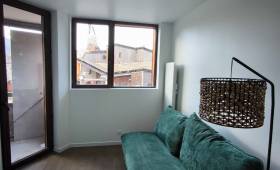 avoriaz-74110-renovation-appartement-sejour-canape-fenetre-porte-fenetre-balcon