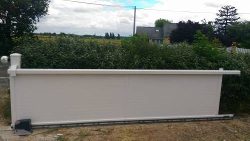 Portail plein et sa motorisation