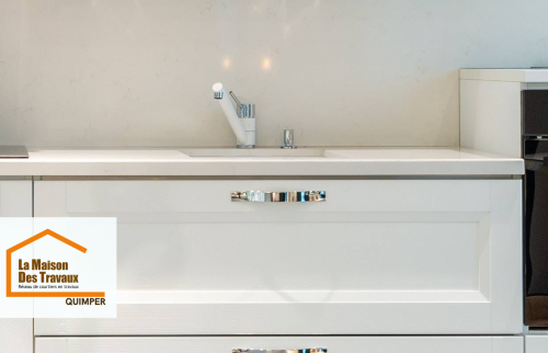 Détail d’un meuble bas dans cette rénovation de cuisine à Pont-l’Abbé : finitions soignées, poignées modernes et rangements pratiques.