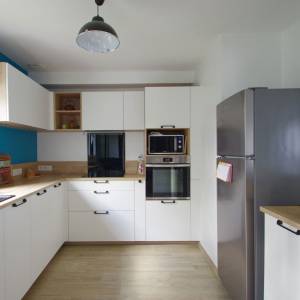 Peinture bleu canard et carrelage effet parquet dans cuisine – projet Mélissa Damianthe