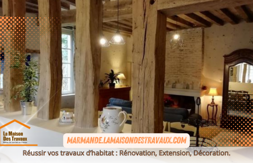 Les poutres en bois restaurées apportent un cachet authentique à cette maison modernisée, tout en respectant son caractère d'origine.