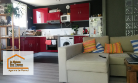 🏡 Cuisine rouge moderne et fonctionnelle, parfaitement intégrée avec électroménagers dans un petit appartement rénové près de Vesoul.