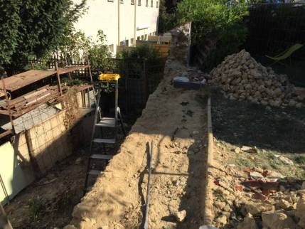 Travaux de rénovation extérieure en cours pour reconstruire un mur - Brie-Comte-Robert 77170