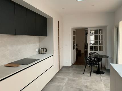 Sol de cuisine en carrelage grand format